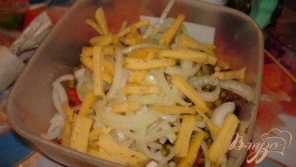 Сыр (у меня прикопченный) порезать соломкой. Можно взять сулугуни. Тогда салат солить не нужно. Сулугуни режьте мельче. Иначе будут попадаться крупные соленые куски.