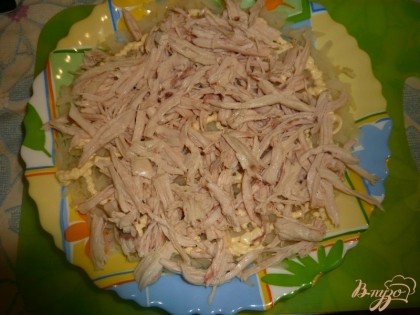 Половину куриного мяса выкладываем следующим слоем на картофель с майонезом.