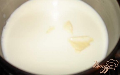 Молоко и сливочное масло прогреть в кастрюльке, не доводя до кипения, влить воду и снять с огня.