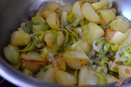 Картофель и порей обжарить на оливковом масле до золотистого цвета.