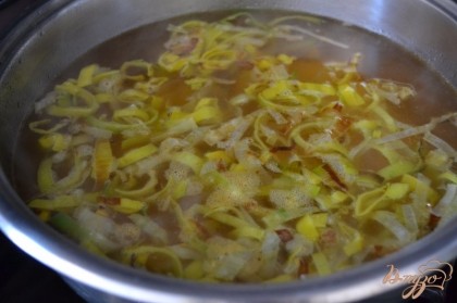Залить бульоном , немного посолить и варить до готовности овощей.