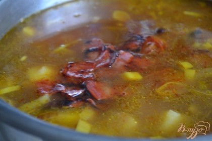 Отдельно обжарить кусочки чоризо и добавить в суп.