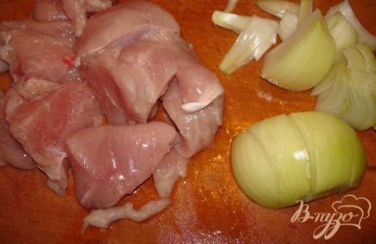 Сначала фарш: Из куриного (индюшиного) филе сделайте фарш путем перемола мяса на мясорубке. Так же, на мясорубке порубить лук и чеснок. Фарш хорошо вымешать и пару раз поударять об стол или об миску (смотря где замешиваете).