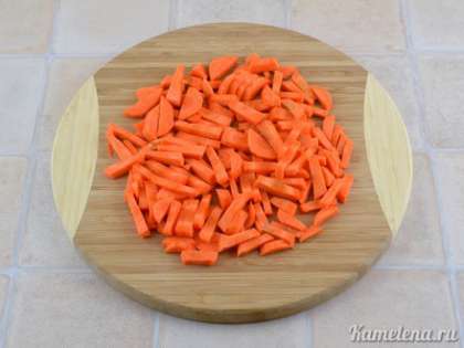 Морковь почистить, порезать брусочками.