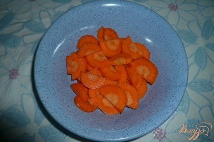 Морковь крупно нарезаем (в зависимости от диаметра кружочками или полукружочками, ну или можно потереть её на крупной терке).