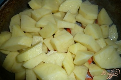 Выкладываем нарезанные морковь и картофель в глубокую сковороду (сотейник).