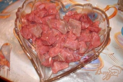 Мясо очистить от пленок, порезать меленько на порционные кусочки. Размер кусочка 2*2. Мясо складываем в миску.