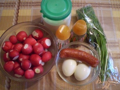 Подготовьте продукты: редис и зелень вымыть, яйца отварить и почистить.
