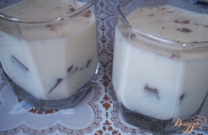 В стаканы (креманки) залить молочное желе и добавить порезанное на кубики (кусочки) шоколадное желе.