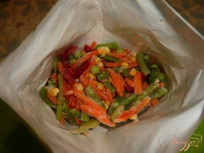 Затем берем замороженную овощную смесь (любую по вкусу, у меня это стручковая фасоль, морковь, кукуруза, зеленый горошек, сладкий болгарский перец).