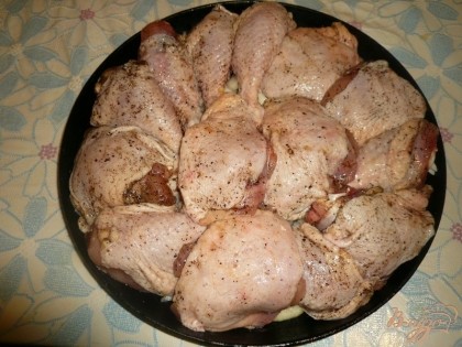 После этого выкладываем в сковороду кусочки курицы (желательно, чтобы они лежали плотно друг к другу).
