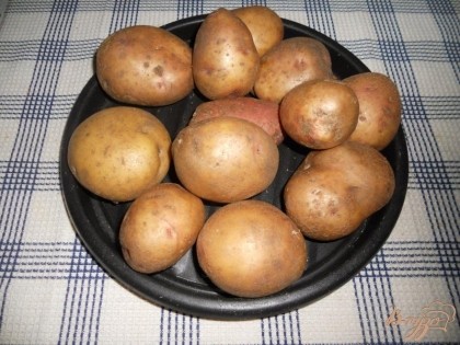 Для приготовления картошки "отмороженной" выбираем клубни небольшого размера и хорошо их промываем.
