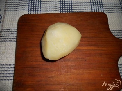 Острием ножа картофель слегка надрезаем "решеткой" (неглубоко, можно даже сказать царапаем).