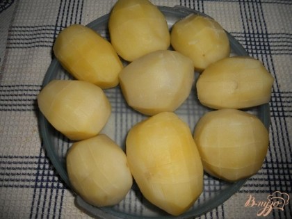 Подготовленный таким образом картофель укладываем в подходящую для морозилки тару (подойдет и разделочная доска).