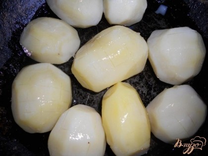 В сковороду с картофелем наливаем рафинированное подсолнечное масло, переворачиваем картошку с боку на бок, чтобы она вся была смазана маслом.