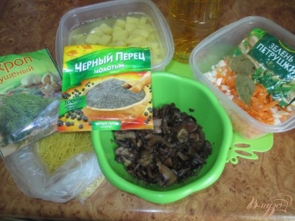 Приготовим необходимые продукты для супа. Почистим и порежем картофель и лук. Натрем на терке морковку. Помоем грибы.
