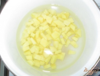Поставим картошку вариться в кастрюле с водой.