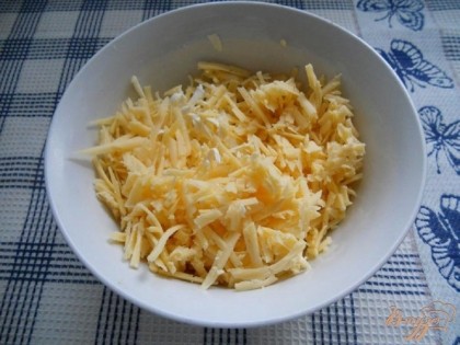 Смешиваем сыр с размягченным маргарином (или маслом).