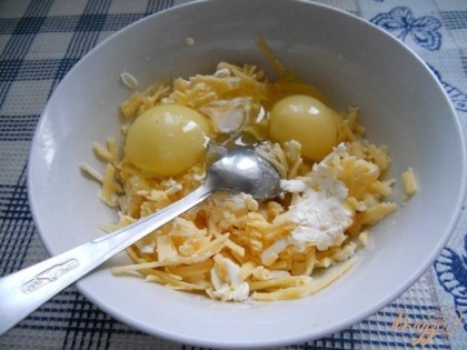 Затем разбиваем к сыру и маргарину два куриных яйца (если яйца мелкие, второго сорта, то можно и три взять). Перемешиваем.