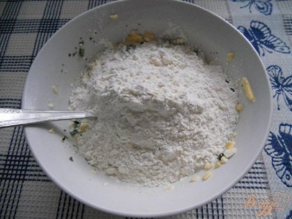 Затем добавляем муку, пищевую соду и соль в миску к остальным ингредиентам. Соду можно погасить лимонным соком или уксусом, но необязательно. Если сыр соленый, то количество соли можно уменьшить, и наоборот, если сыр пресный - можно взять соли чуть больше.