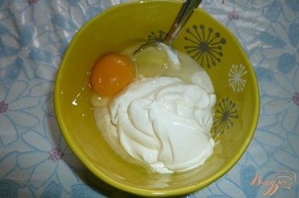 Затем в ту же миску добавляем одно куриное яйцо.