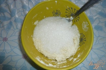 Затем к полученной смеси добавляем сахар.