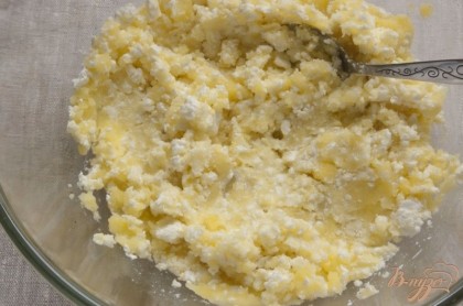 Картофельное пюре поместить в большую миску, добавить размятый творог, соль. Перемешать.