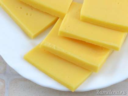 Сыр порезать на квадраты толщиной 5 мм со стороной 4-5 см.