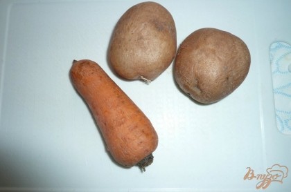 Отвариваем до готовности картофель в мундире и морковь. Обдаем овощи холодной водой и даем им остыть. Конечно, это лучше сделать заранее.