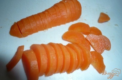 Морковь тоже очищаем и нарезаем полукружочками (толстенькими).