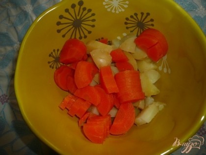 Смешиваем нарезанные картофель и морковь в глубокой миске.