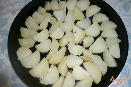 Смазываем растительным маслом (рафинированным) сковороду большого диаметра с низкими бортиками (как для пиццы используем) и выкладываем в неё нарезанный картофель в один слой.