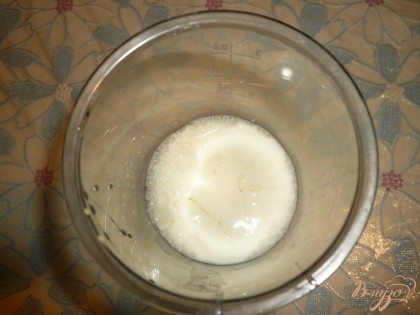В чашу блендера разбиваем два куриных яйца и добавляем к ним молоко (молоко можно заменить на сливки или сметану, будет только вкуснее).