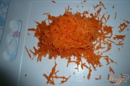 Морковь чистим и натираем на мелкой терке, затем отправляем морковь обжариваться к луку. Периодически помешивая, чтобы не подгорели, жарим лук с морковью до тех пор, пока морковь не станет золотистой, а лук мягким.