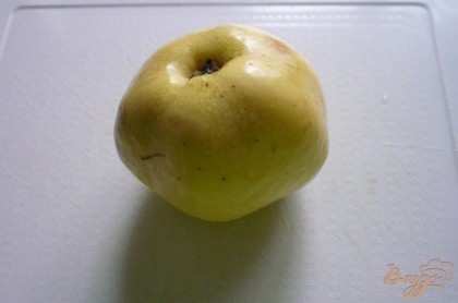 Яблоки для этого рецепта лучше всего подходят сорта антоновка, но за неимением их можно заменить любыми другими (желательно такими же ароматными как антоновка). Яблоки надо хорошо промыть и вытереть досуха.