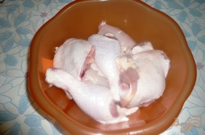 Далее разделываем курочку на порционные куски - отделяем крылья, бедра, голени и грудку (грудку разрезаем на 4 части). Спинку курицы откладываем, запекать её не стоит (потом на бульон пойдет). Кусочки курицы складываем в глубокую миску.