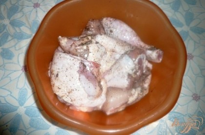 Перемешиваем куски курицы с солью и перцем, так, чтобы все кусочки были обмазаны ими (удобно перемешивать прямо руками). В таком виде курица пусть постоит минут тридцать.