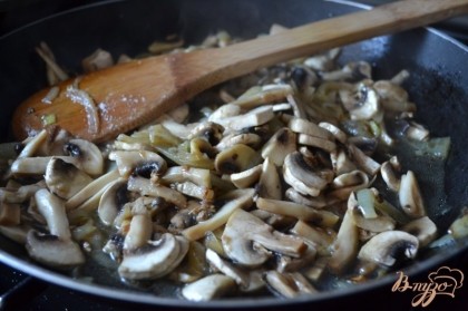 Луковицу и грибы обжарить на оливковом масле в течении 10 мин.
