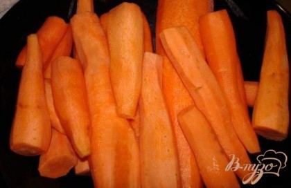 Морков вымыть, очистить от кожуры, натереть на терке для корейской морковки.