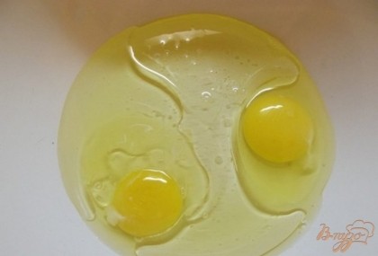 Сначала обжарьте на сковородке (без масла) миндаль. Готовность миндаля проверяется по шкурке - она должна на нем лопаться. Дальше в глубокую миску вбейте два куриных яйца.