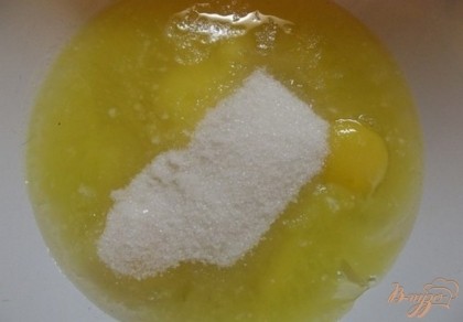 Всыпьте к яйцам сахар. Сливочное масло растопите и влейте яично-сахарную смесь. При помощи миксера доведите массу до однородного состояния.