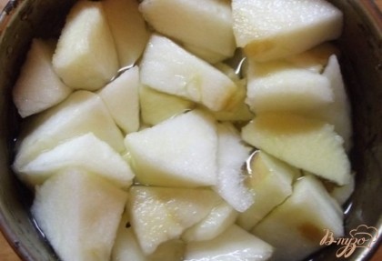 Пока пирог готовиться, приготовьте яблочный кисель. Для этого яблоки очистите и нарежьте (вынув серединку). Положите их в казанок, залейте до половины водой и всыпьте положенную порцию сахара. Варите яблоки до полного размягчения при необходимости подливая воду. Готовые яблоки в блендере полностью измельчите до однородности и переложите назад в казанок. Подмешайте разбавленную в 50 мл воды столовую ложку (без горки) крахмала и нагрейте до загустения. Не давайте киселю закипеть!