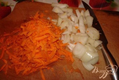 На печени должна появится легкая припаленка(корочка). После добавить натертую на терке(крупной) морковь и рубленный кубиком лук. Дать протушиться под крышкой. Когда на луке появится легкий румянец добавить в сковороду 0,5 стакана молока. Дать еще 5 минут покипеть, добавить специи( соль, черный перец, кориандр, майоран). Выключить огонь. Молоко не должно долго кипеть-свернется.