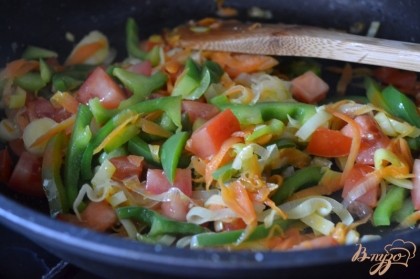 На сковороде с оливковым маслом обжариваем овощи. Начинаем с порея с морковью, затем сладкий перец и помидор. Солим по вкусу. На все должно уйти минут 10.
