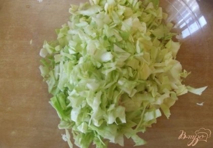 Дальше в большой миске подготовьте смесь овощей. Начните с капусты. Вымойте ее и нарежьте кубиками. Как нельзя лучше для такого супа подойдет именно молодая белокочанная капуста.