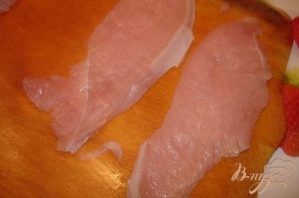 Индюшиное мясо нарезать на пласты, отбить, посолить, поперчить с обоих сторон.