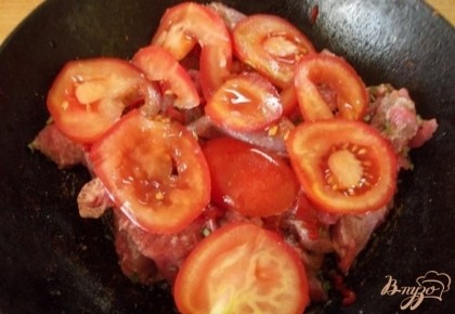 Следующим слоем также выкладываем толсто нарезанные помидорки и слегка сверху их солим. Верхний слой помидоров можно сделать двойным. Они хорошо пропекутся и будут выступать в качестве полноценного гарнира к мясу.