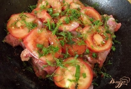 Дальше измельчаем зелень и посыпаем ее последний слой помидоров. Из зелени лучше всего отдать предпочтение петрушке или кинзе, они отлично сочетаются с красным мясом и помидоры. Также положите сушеные травы. При выпекании они дадут просто невероятный аромат. Духовку разогрейте до 200 градусов и выпекайте мясо в ней примерно 15 минут. После накройте его крышкой и продолжите выпекание пр температуру 150 градусов около 30 минут, до готовности.