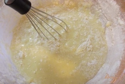 Теперь, когда тесто готово, займемся лимоном. Введите в тесто две столовые ложки лимонного сока и столовую ложку (не меньше) натертой на мелкой терке лимонной цедры. Мякоть половины лимона же перемалываем в блендере и также вводим в тесто. Очень важно ее хорошенько очистить от белой шкурку, поскольку последняя сильно горчит. После всего взбейте до однородности тесто миксером и попробуйте на вкус.