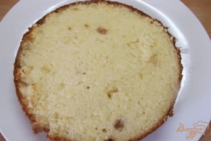 Разрезаем пирог пополам и обе части с внутренней стороны поливаем сахарным сиропом или лимонным вареньем.